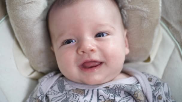 2ヶ月の可愛い赤ちゃんが元気に笑っています 遊び心と精力的な子供のクローズアップの肖像画 — ストック動画