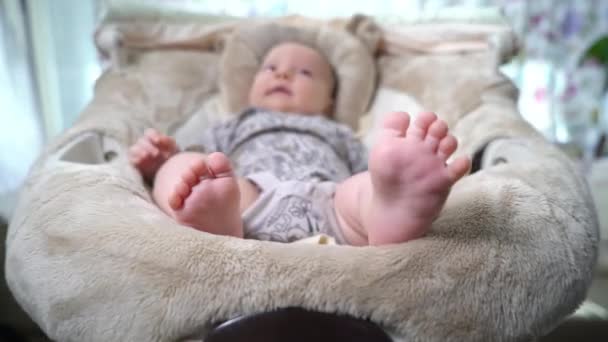 Zbliżenie Nowonarodzonych Stóp Słodkie Maleństwo Leżące Łóżku Dziecko Relaksujące Się — Wideo stockowe