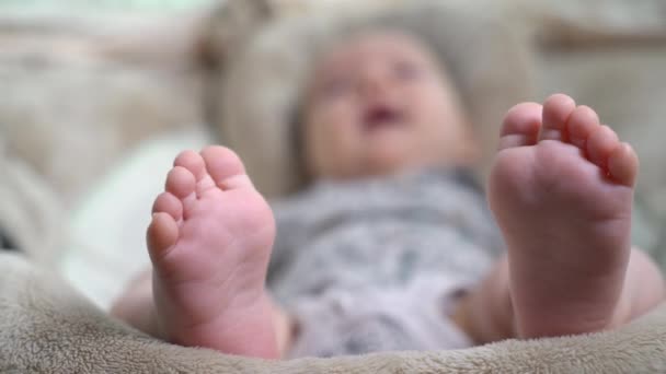 Gros Plan Sur Les Pieds Nouveau Mignon Petit Bébé Couché — Video