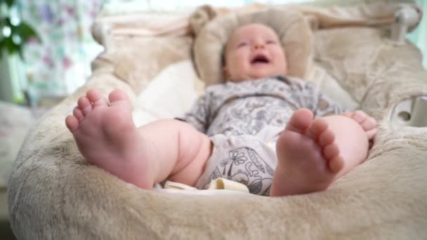 Fechar Pés Recém Nascido Bebé Bonito Deitado Cama Criança Relaxando — Vídeo de Stock