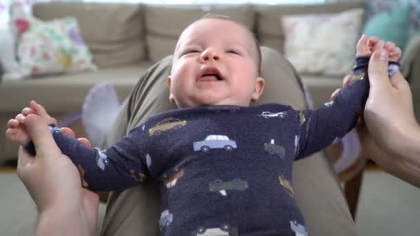 Papá Haciendo Ejercicios Corporales Para Bebés Casa Padre Feliz Divirtiéndose — Vídeos de Stock