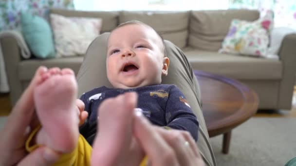 Papa Aimant Jouer Avec Son Bébé Maison Père Heureux Amuser — Video