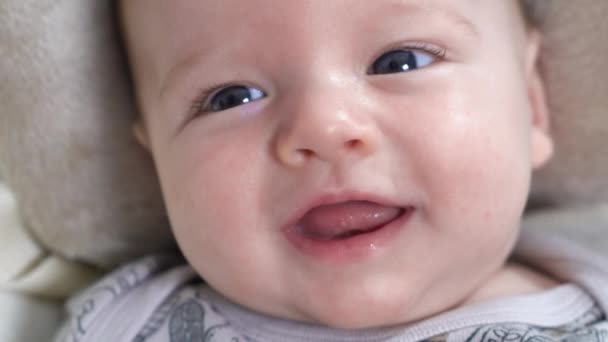 Bebê Bonito Dois Meses Sorrindo Alegremente Retrato Uma Criança Brincalhão — Vídeo de Stock