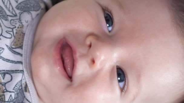 Bebê Bonito Dois Meses Sorrindo Alegremente Retrato Uma Criança Brincalhão — Vídeo de Stock