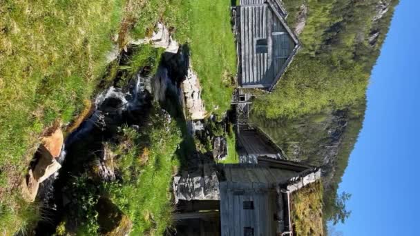 サンフィヨルドの春の流れ野外博物館は ノルウェーのサンフィヨルド地区のさまざまな場所からここに運ばれた本格的な文化的景観の古代建築物のクラスターです — ストック動画