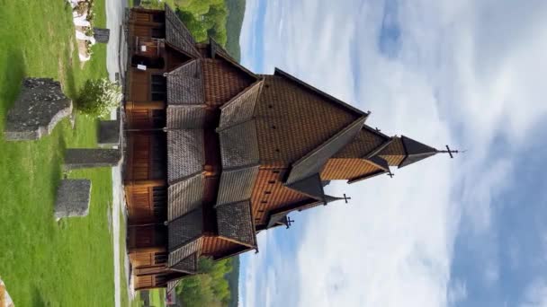 ヘッダル スタヴェ教会13世紀に建てられたノルウェー最大のスタヴェ教会 垂直ビデオ — ストック動画