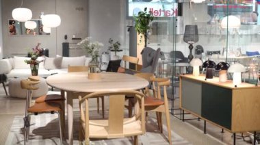 Helsinki, FINLAND - 24 Ağustos 2022 Helsinki Uluslararası Tasarım Festivali 2022. NoMART 'ın Showroom' u, Finlandiya 'nın çağdaş ve zamansız tasarımının liderlerinden biridir.