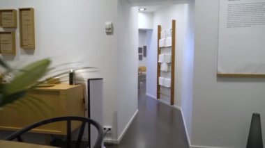 Helsinki, FINLAND - 24 Ağustos 2022 Helsinki Uluslararası Tasarım Festivali 2022. Carl Hansen ve Oğlu 'nun Showroom, Sancak Gemisi Mağazası en iyi modern mobilya tasarımlarını sunar.