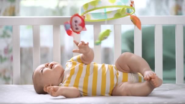Bebé Tres Meses Cuna Mirando Carrusel Móvil Sonriendo Feliz Niña — Vídeo de stock