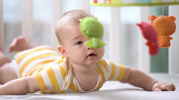Bebê Três Meses Berço Olhando Para Carrossel Móvel Sorrindo Criança — Vídeo de Stock