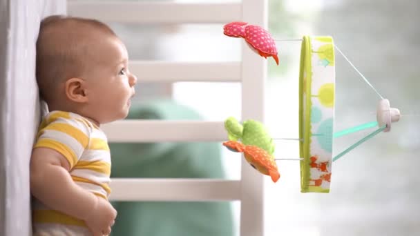 Bébé Trois Mois Dans Berceau Regardant Carrousel Mobile Souriant Joyeux — Video