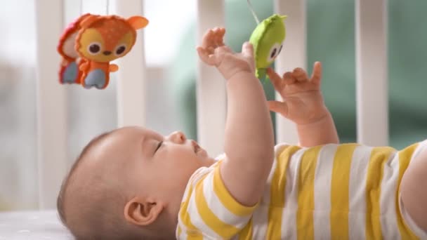 Copilul Trei Luni Din Pătuț Uitându Caruselul Mobil Zâmbind Copil — Videoclip de stoc