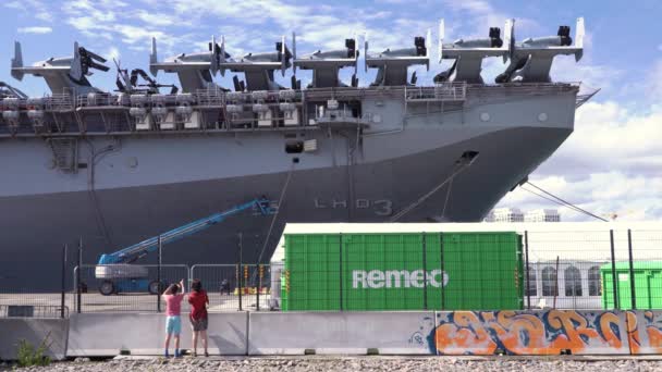 芬兰赫尔辛基 2022年8月6日 美国海军的Kearsarge号护卫舰 Uss Kearsarge 在与芬兰海军联合演习前停泊在城市港口 芬兰加入 — 图库视频影像