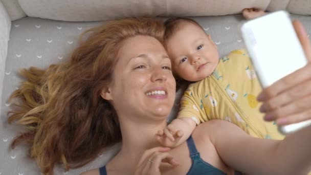 Jonge Moeder Haar Pasgeboren Baby Maken Een Selfie Videogesprek Een — Stockvideo