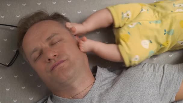 Een Vermoeide Vader Van Middelbare Leeftijd Probeert Slapen Een Wieg — Stockvideo
