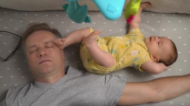 Padre Cansado Mediana Edad Está Tratando Dormir Una Cuna Con — Vídeo de stock