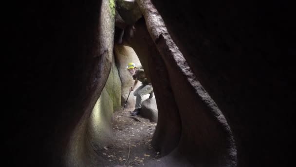 Dojrzały Męski Poszukiwacz Przygód Sprzętem Wędrówek Samotnie Zwiedzający Leśną Jaskinię — Wideo stockowe