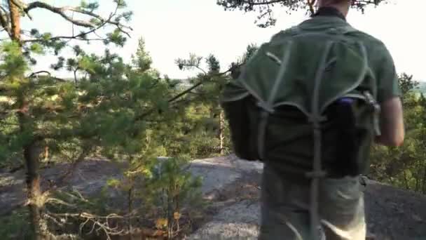 Hombre Maduro Con Equipo Senderismo Caminando Bosque Montaña Finlandia Fotografiando — Vídeo de stock