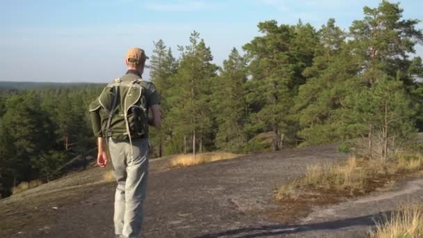 Homem Maduro Com Equipamento Caminhadas Andando Floresta Montanha Finlândia — Vídeo de Stock