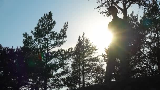 Reifer Mann Mit Wanderausrüstung Wandert Finnischen Bergwald Und Fotografiert Atemberaubende — Stockvideo