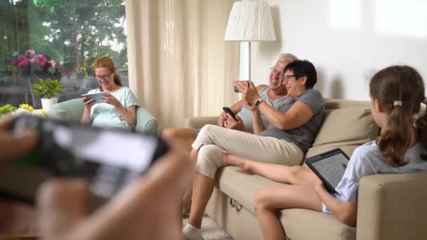 Grote Gelukkige Familie Speelt Online Mobiele Spel Samen Thuis Mensen — Stockvideo