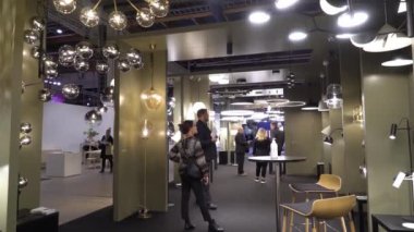 Helsinki, Finlandiya - 08 Eylül 2022: HABITARE sergisi Finlandiya 'nın en büyük mobilya, tasarım ve dekorasyon etkinliğidir. Tasarımcı lambaların gösteri odası