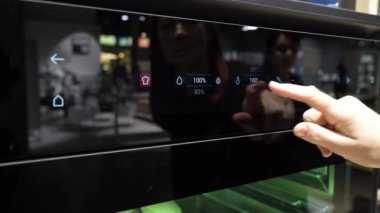 Helsinki, Finlandiya - 08 Eylül 2022: HABITARE sergisi Finlandiya 'nın en büyük mobilya, tasarım ve dekorasyon etkinliğidir. Bora 'nın mutfak tasarımı ve ev aletleri