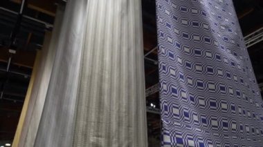 Helsinki, Finlandiya - 08 Eylül 2022: HABITARE sergisi Finlandiya 'nın en büyük mobilya, tasarım ve dekorasyon etkinliğidir. Satıcılar kumaş örnekleri gösteriyor