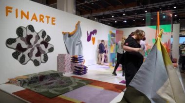 Helsinki, Finlandiya - 08 Eylül 2022: HABITARE sergisi Finlandiya 'nın en büyük mobilya, tasarım ve dekorasyon etkinliğidir. Finart Fin şirketinin gösteri odası. El yapımı halılar ve eşsiz kumaş tasarımı.