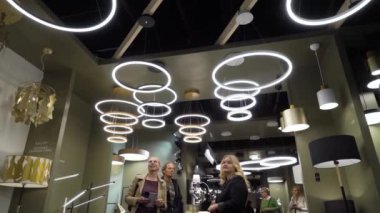 Helsinki, Finlandiya - 08 Eylül 2022: HABITARE sergisi Finlandiya 'nın en büyük mobilya, tasarım ve dekorasyon etkinliğidir. Tasarımcı lambaların gösteri odası