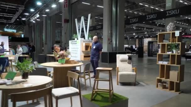 芬兰赫尔辛基 2022年9月8日 芬兰最大的家具 设计和装饰活动 Oak Furniture Classic Scandinavian Style Finnish — 图库视频影像