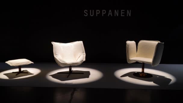 ヘルシンキ フィンランド 9月2022 展覧会Habitareはフィンランド最大の家具 デザイン 装飾イベントです 伝説のフィンランド人デザイナーIlkka Suppanen Studio Suppanenの椅子 — ストック動画