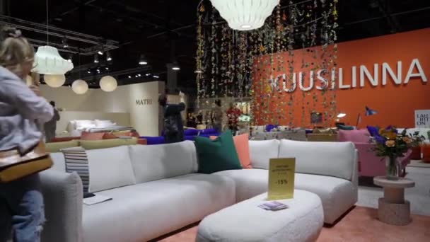 芬兰赫尔辛基 2022年9月8日 芬兰最大的家具 设计和装饰活动 芬兰家具制造商Kuusilinna的设计沙发 — 图库视频影像