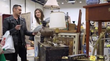 Helsinki, Finlandiya - 08 Eylül 2022: Tasarım sergisi kapsamında antikalar ve bit pazarındaki eski eşyalar. HABITARE, Finlandiya 'nın en büyük mobilya, tasarım ve dekorasyon etkinliğidir..