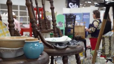 Helsinki, Finlandiya - 08 Eylül 2022: Tasarım sergisi kapsamında antikalar ve bit pazarındaki eski eşyalar. HABITARE, Finlandiya 'nın en büyük mobilya, tasarım ve dekorasyon etkinliğidir..