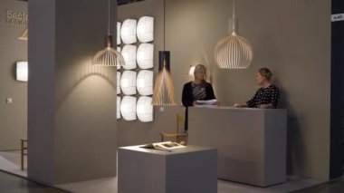 Helsinki, Finlandiya - 08 Eylül 2022: HABITARE sergisi Finlandiya 'nın en büyük mobilya, tasarım ve dekorasyon etkinliğidir. Secto Tasarım 'dan İskandinav tarzında el yapımı ahşap lambalar