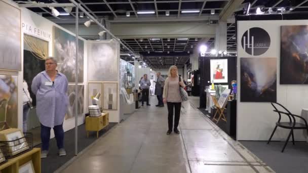 핀란드 2022 디자인 전시회의 일환으로 벼룩시장에서 유물들 유물들 하나는 핀란드에서 — 비디오