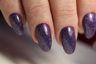 Tırnak cilası. Sanat manikürü. Renkli oje. Güzel eller. Renkli Tırnaklar