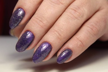 Güzel bir dokusal arka planda moda manikür tasarımı.