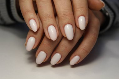 Güzel bir dokusal arka planda moda manikür tasarımı.