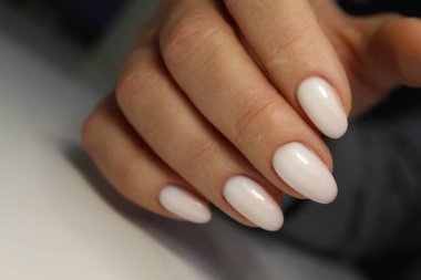 Tırnak cilası. Sanat manikürü. Renkli oje. Güzel eller. Renkli Tırnaklar