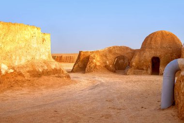 Sahra Çölü 'nde Yıldız Savaşları çekimleri için Tatooine gezegeninin terk edilmiş manzarası.