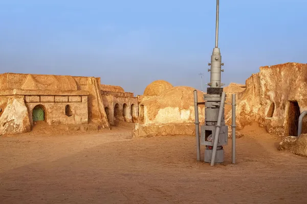 Scenario abbandonato del pianeta Tatooine per le riprese di Star Wars nel deserto del Sahara Immagine Stock