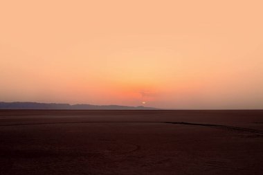 Sahra Çölü 'nde tuz gölünün üzerinde güzel bir gün doğumu..