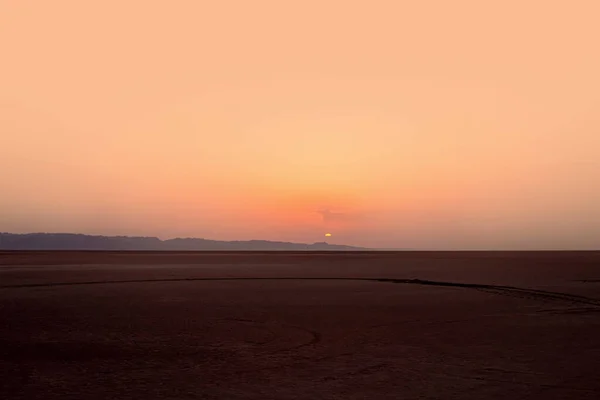 Sahra Çölü 'nde tuz gölünün üzerinde güzel bir gün doğumu.. — Stok fotoğraf