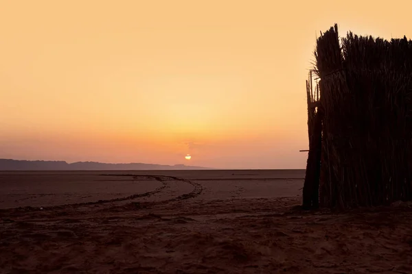 Beautiful sunrise over a salt lake in the Sahara Desert. — Stock Photo, Image