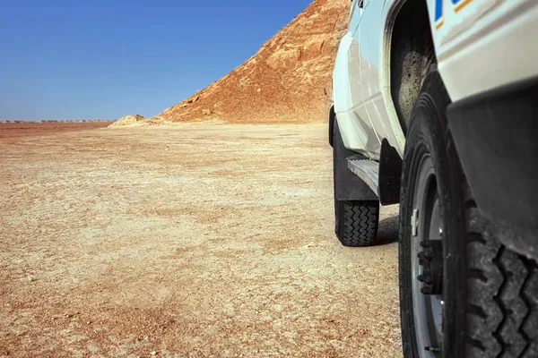 沙漠萨法里突尼斯撒哈拉沙漠中部的SUV. — 图库照片