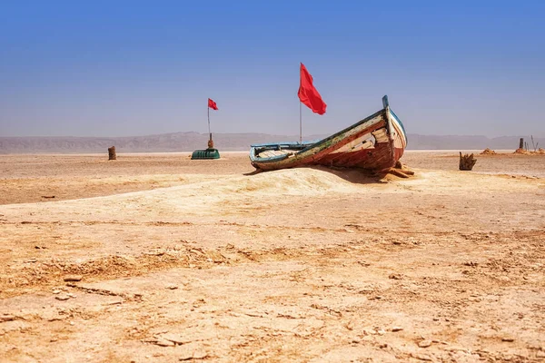 Deserto Saara Tunísia Velho Barco Está Sozinho Meio Deserto Sal — Fotografia de Stock