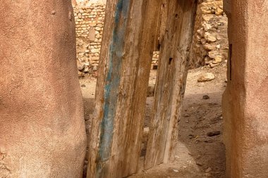 Shebika Dağı vahasının manzarası ve Sahra Çölü 'nün ortasında terk edilmiş eski bir köy, Tunus, Afrika