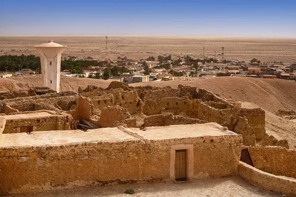 Widok na opuszczoną wioskę na środku Sahary, Tunezja, Afryka — Zdjęcie stockowe